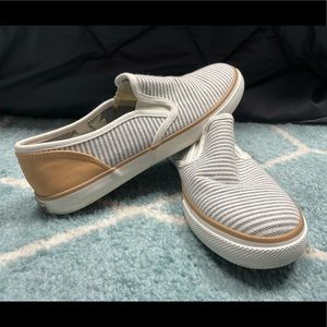 Margaritaville size 8.5 slip-on loafer - white/grey stripe with tan accents